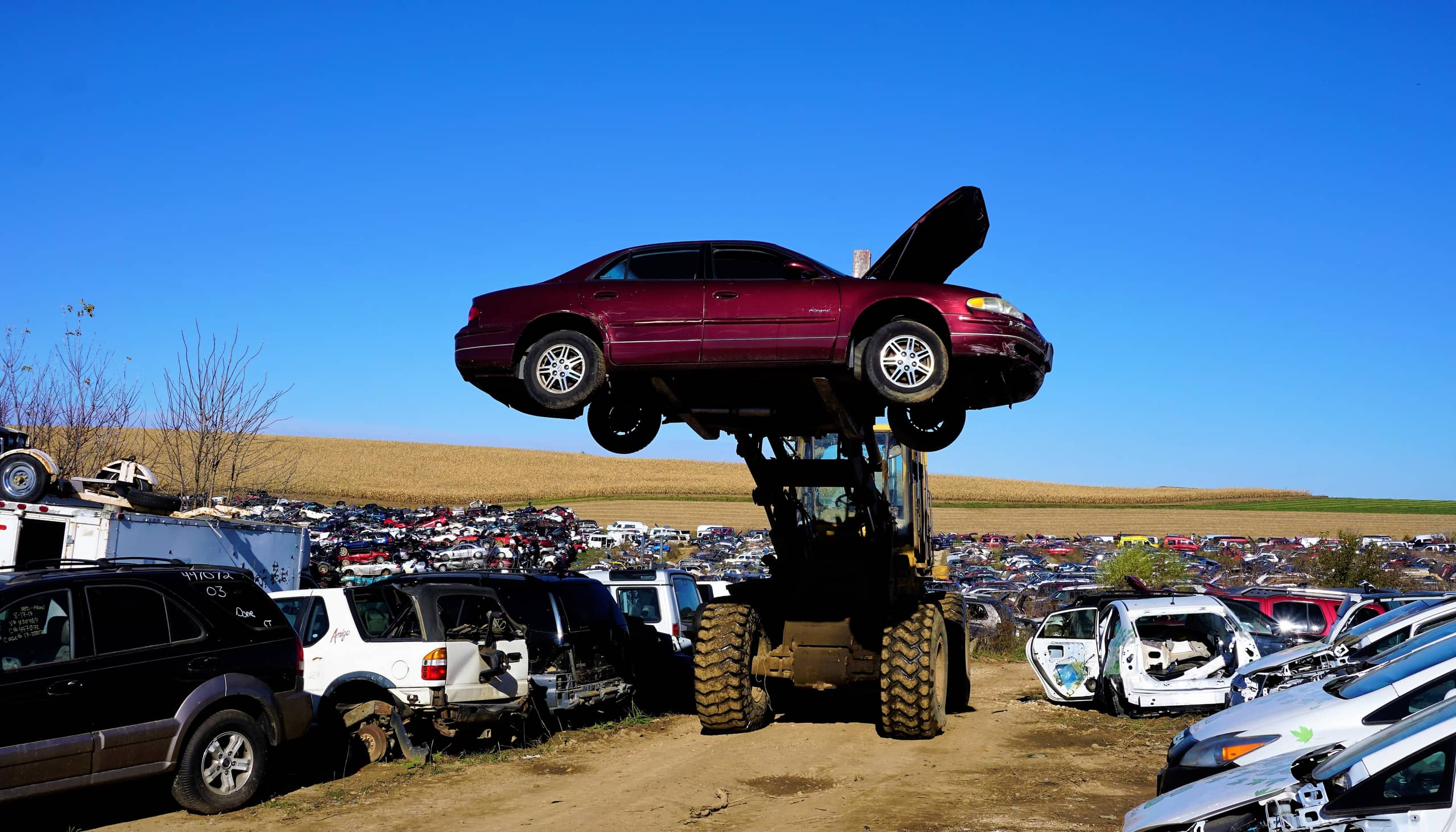 Vůz Škoda na vrakovišti